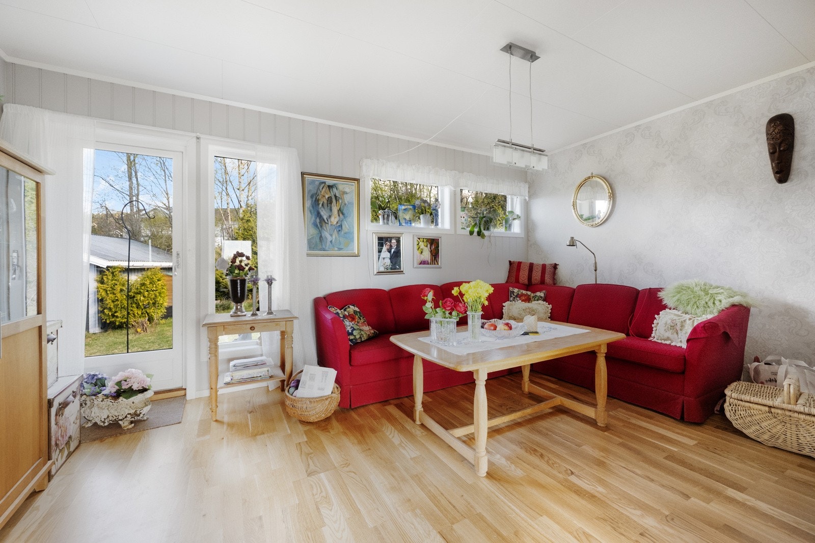 Stuen er lys og romslig, og tilbyr flere soner for både avslapping og samvær Galleribilde