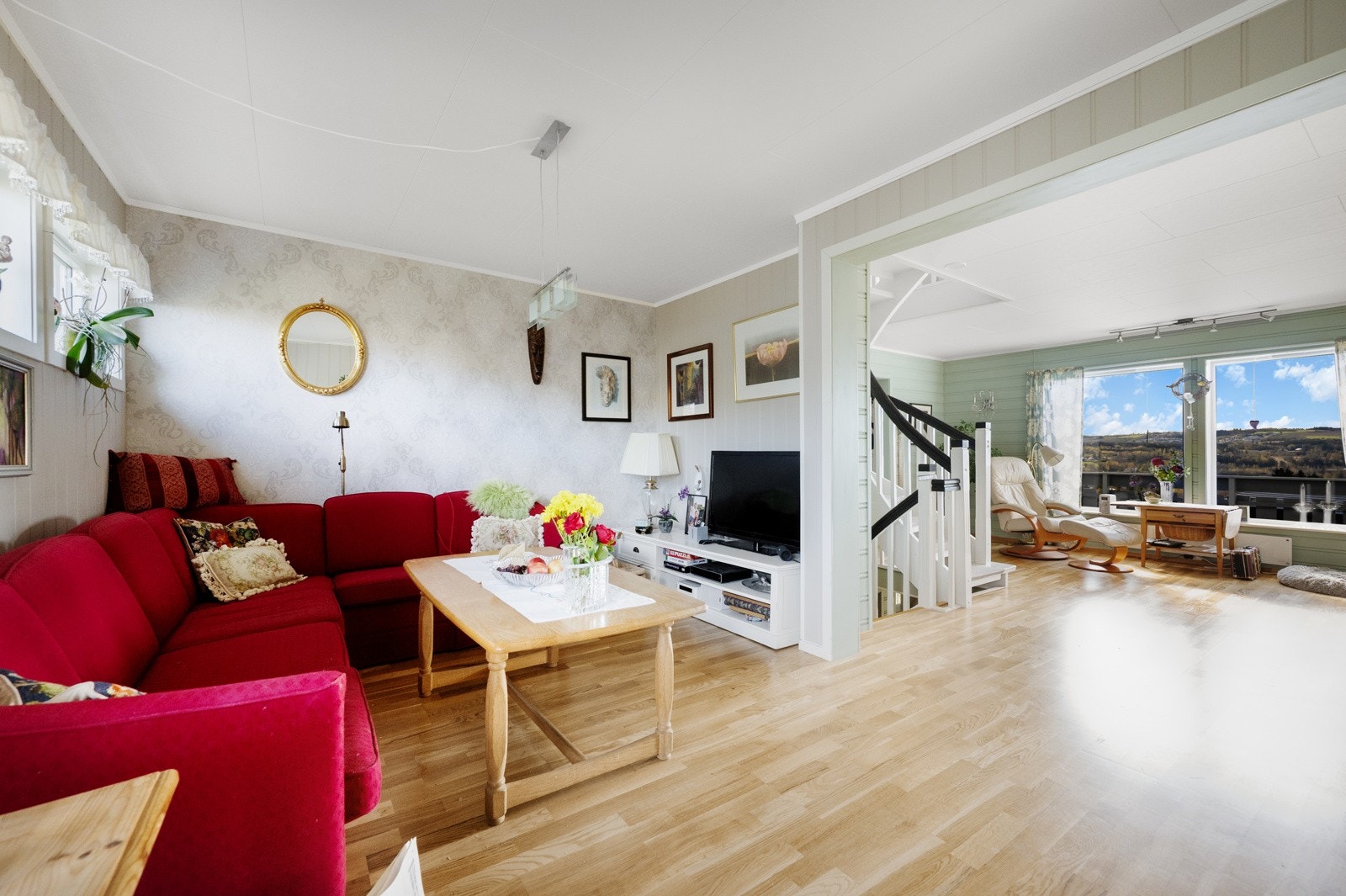 Her er det rikelig med plass til både sofagruppe, spisebord og lenestoler Galleribilde