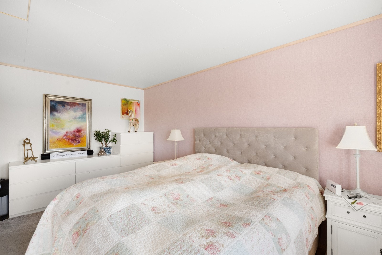 Her er det plass til både dobbeltseng, garderobeløsninger og mer. Galleribilde