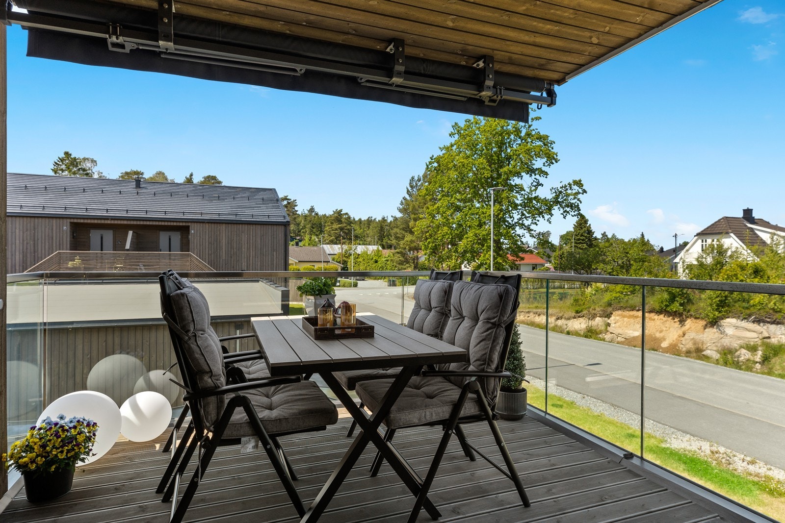 Verandaen i 2. etasje er overbygd - perfekt for å nyte utesesongen uansett vær. Med markise for ekstra solskjerming og god plass til sittegruppe, er dette et ideelt sted for avslapning og hyggelige måltider utendørs. Galleribilde