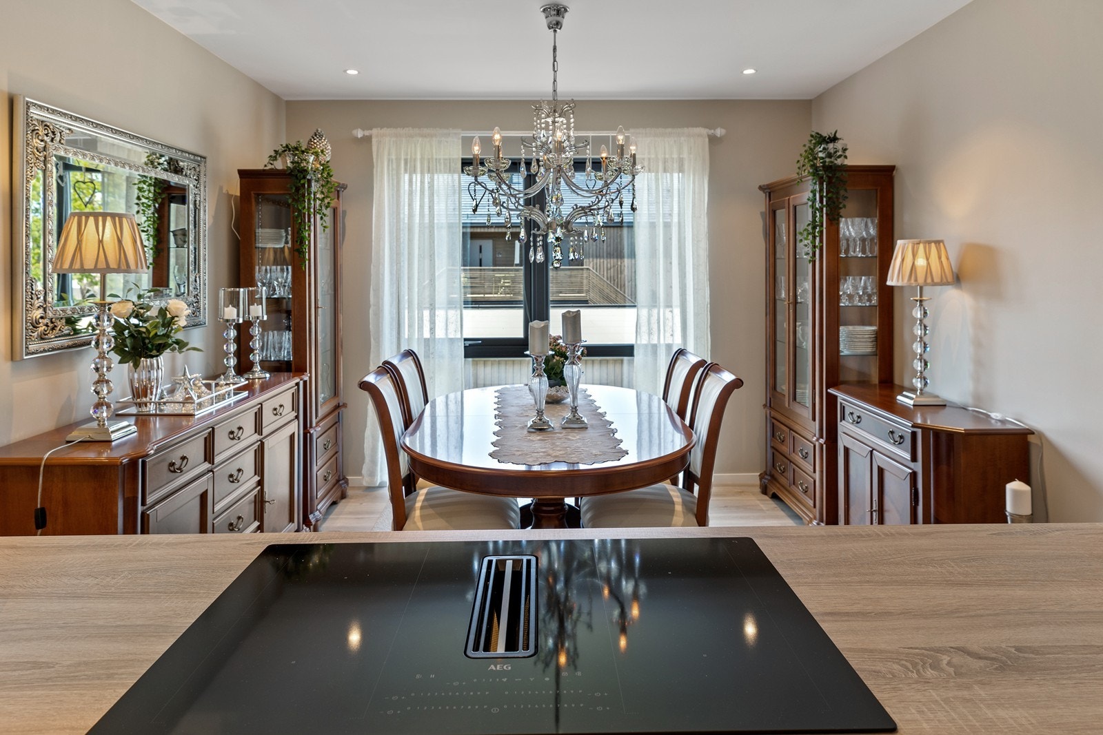 En praktisk kjøkkenøy markerer overgangen mellom kjøkken og spisestue, og fungerer både som ekstra arbeidsplass og et naturlig samlingspunkt i hjemmet. Galleribilde