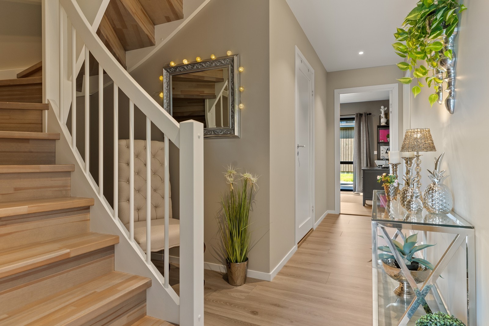 Fra mellomgangen i 1. etasje er det trapp som bringer deg opp til boligens 2. etasje, hvor man finner blant annet stue og kjøkken. Galleribilde