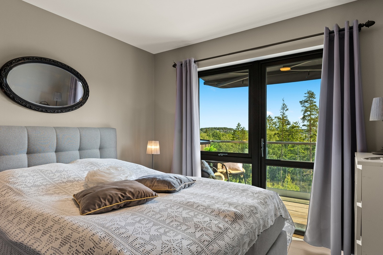 Direkte utgang til veranda fra hovedsoverom - perfekt for å nyte morgenkaffen i fredelige omgivelser. Rommet har en lun atmosfære og passer godt som hovedsoverom. Galleribilde