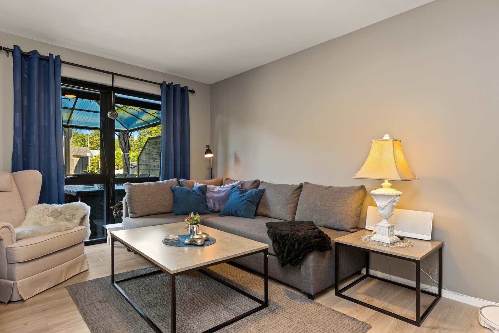 I underetasjen finner du to soverom:
Soverom 1 benyttes i dag som TV-stue og har en romslig utforming som gir flere bruksmuligheter - enten som ekstra soverom, kontor eller oppholdsrom. Galleribilde