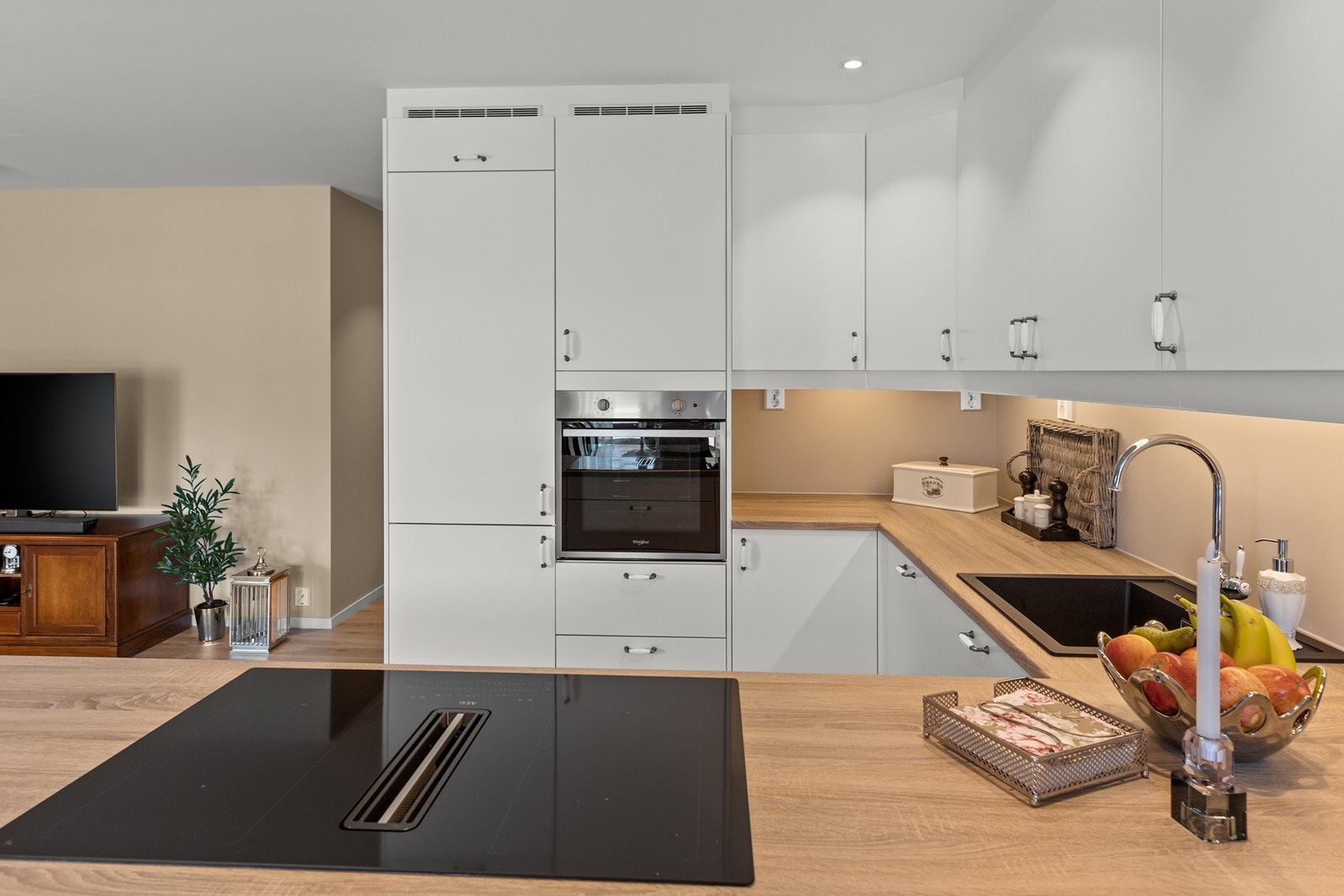 Her finner du integrerte hvitevarer som komfyr, platetopp med integrert ventilator, oppvaskmaskin og kombinert kjøl-/fryseskap - alt du trenger for en effektiv og ryddig kjøkkenhverdag. Galleribilde