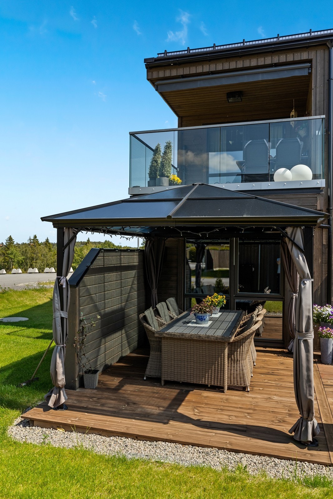 Terrassen er et perfekt sted for rolige stunder i solen eller hyggelige sammenkomster med familie og venner. Galleribilde