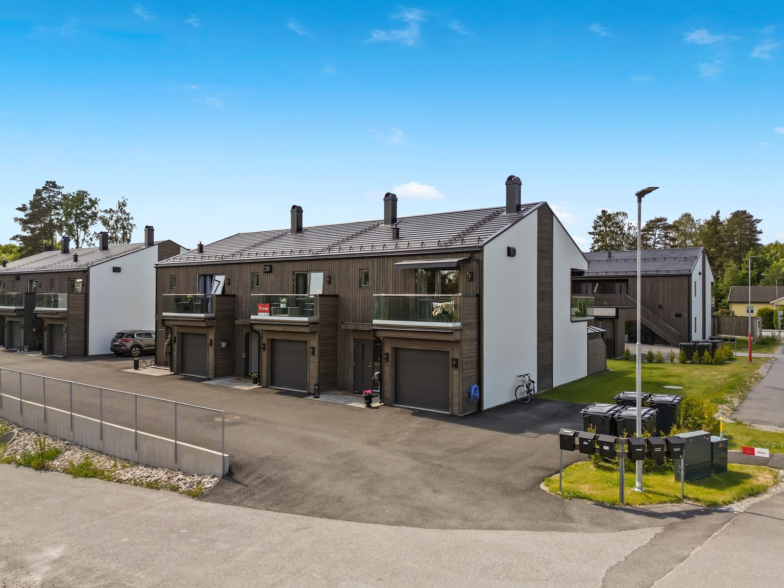 Felles eiet tomt for borettslaget. Tomten er pent opparbeidet med asfalterte gårdsplass/internveier, gressplen og noe beplantning. Galleribilde