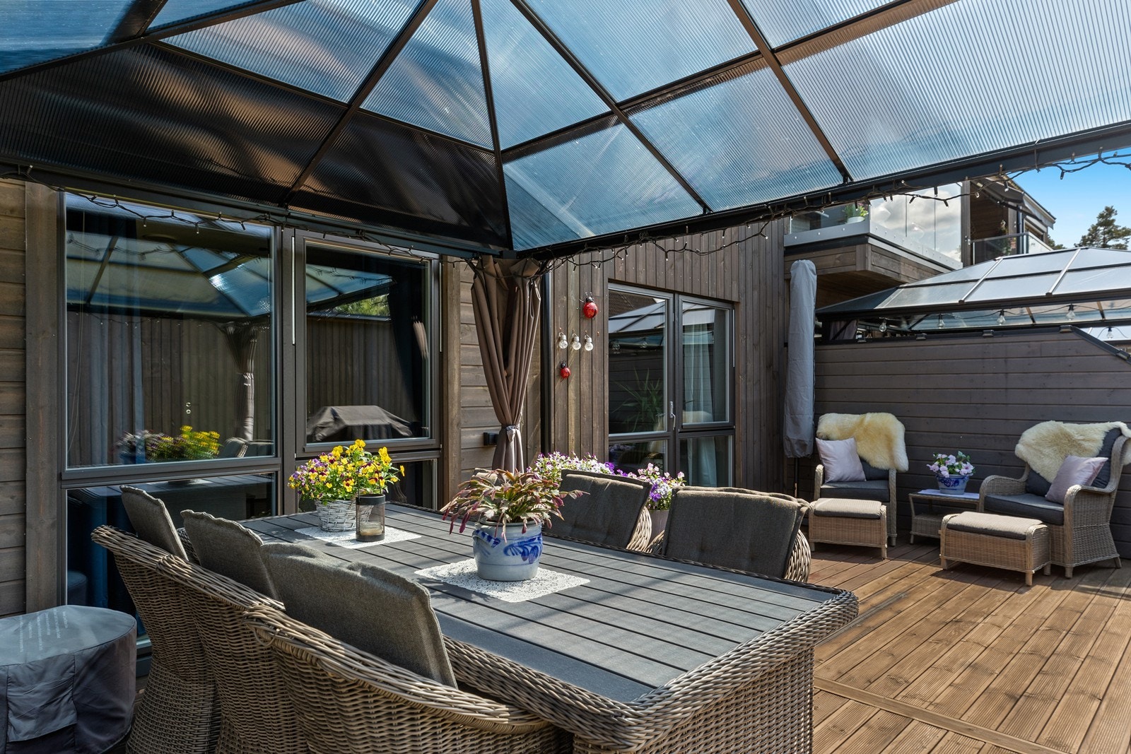 Med en komfortabel sittegruppe på terrassen, er dette et perfekt sted for morgenkaffen, en god bok eller sosiale sammenkomster på varme dager. Galleribilde