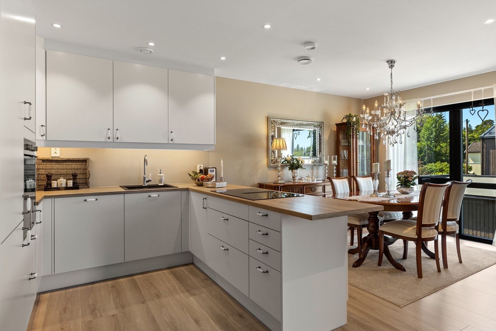 Kjøkkenet er innredet med moderne løsninger fra Mesterkjøkken og har hvite, slette fronter som gir et tidløst og elegant uttrykk. Laminat benkeplaten gir god arbeidsflate og står i fin kontrast til det lyse interiøret. Galleribilde