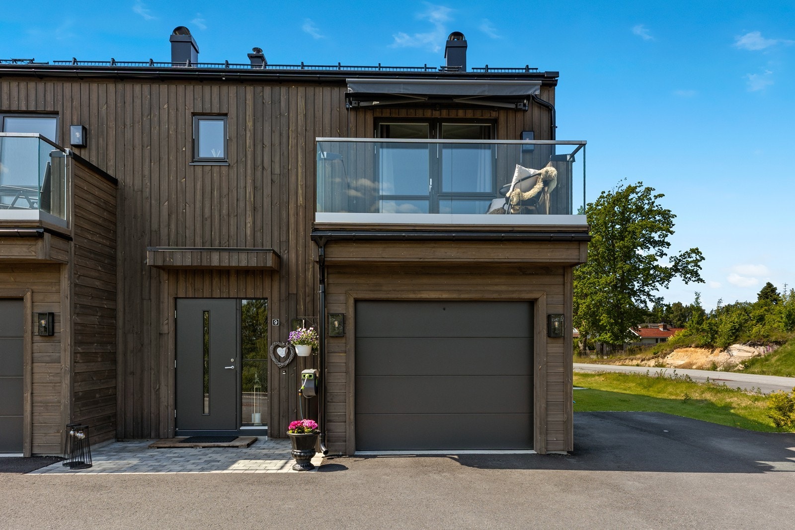 I boligens underetasje er det en inegrert garasje, samt en praktisk bod. Galleribilde