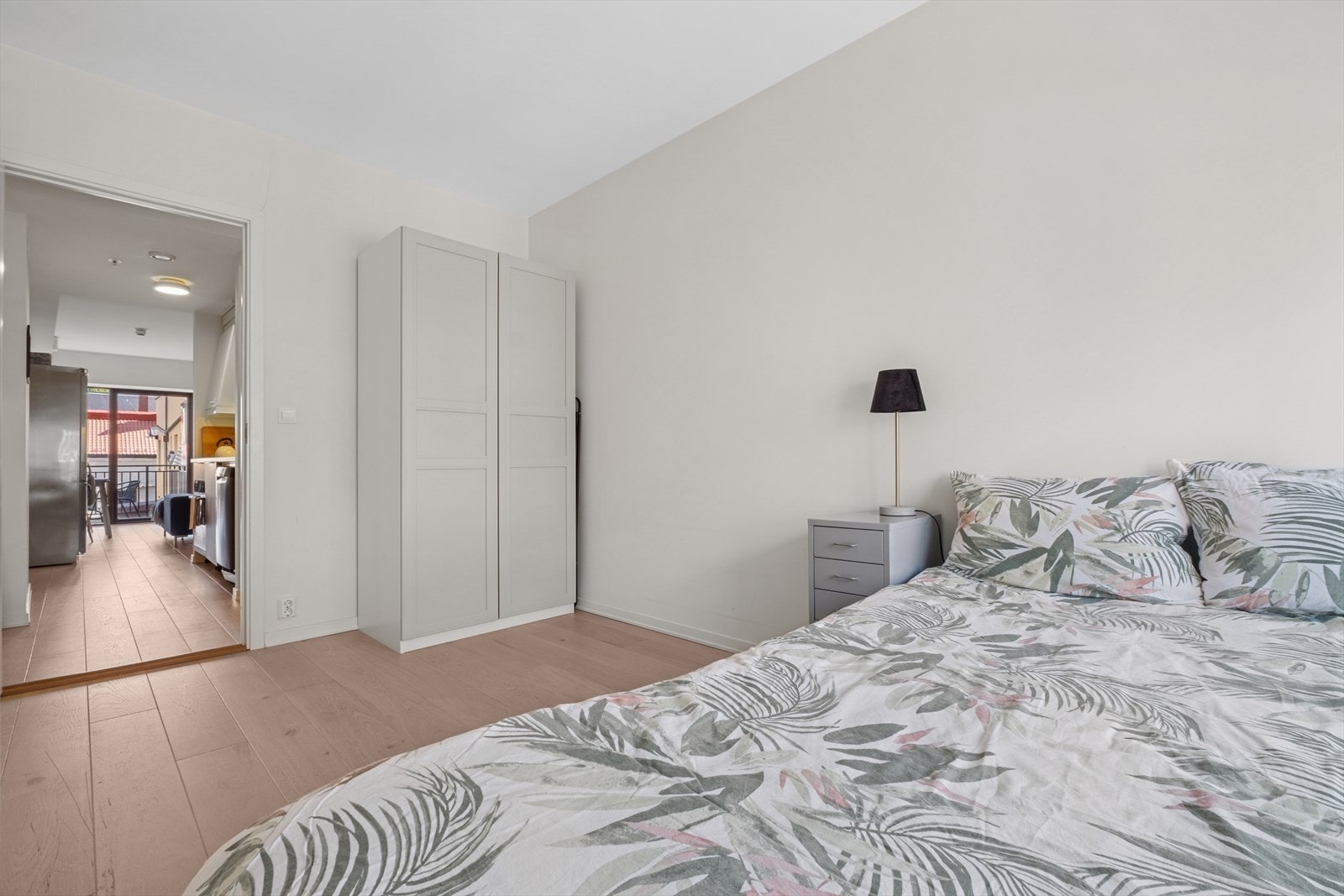 Romslig soverom med god plass til både seng og oppbevaring. Galleribilde