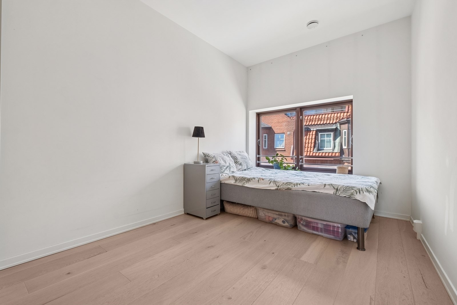 Romslig soverom med god plass til både seng og oppbevaring. Galleribilde