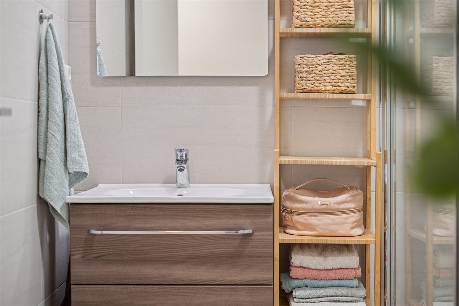 Lekkert bad/wc med varme i gulv, servantskap, speil og svingbare dusjdører. Galleribilde