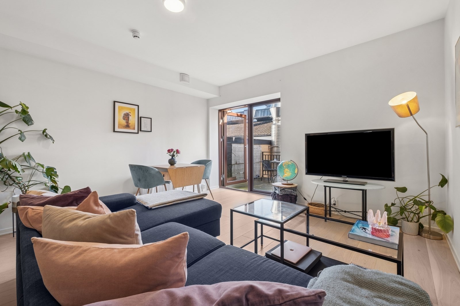 Lys og trivelig stue med plass til sofagruppe og spisebord. Galleribilde