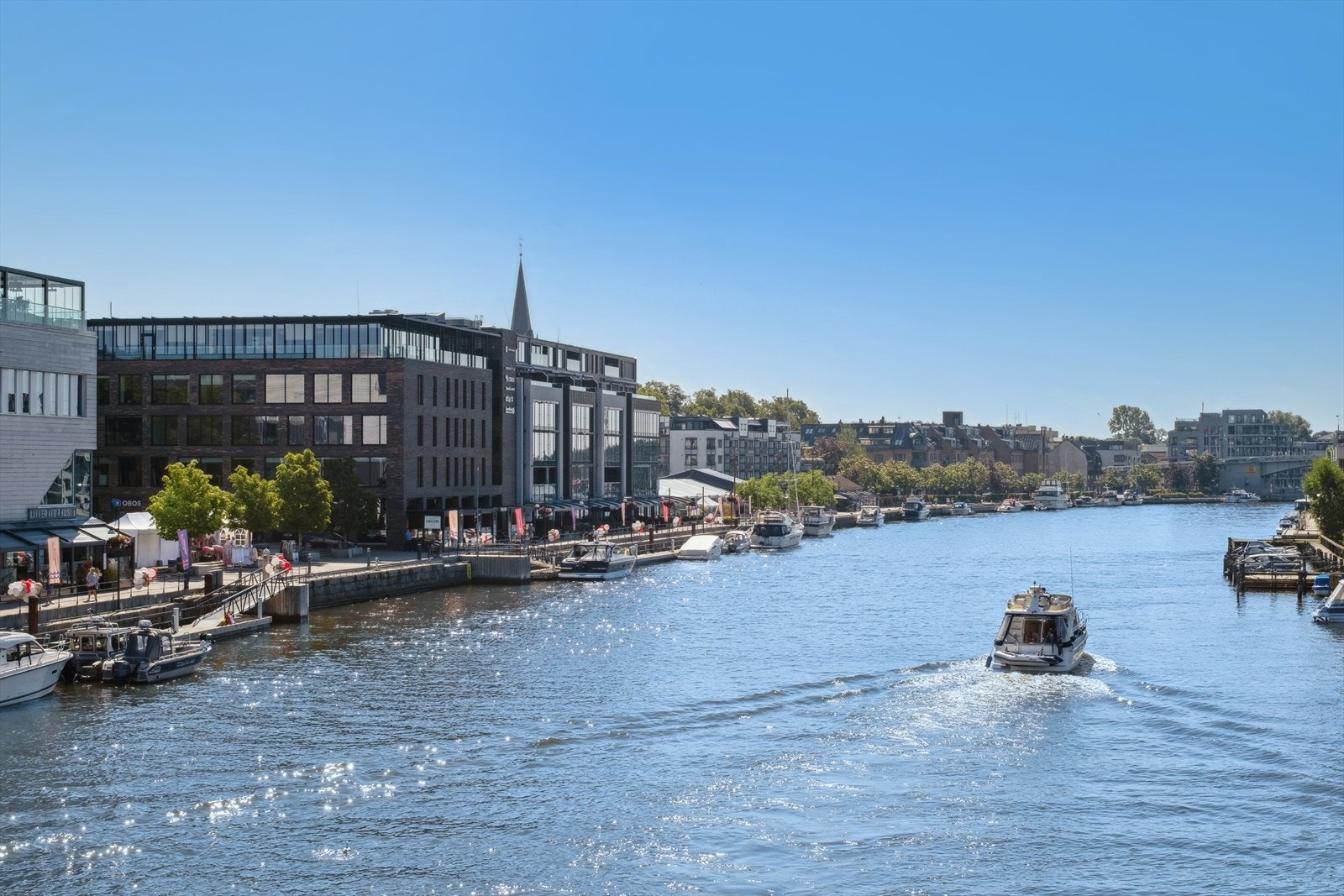Det er kort vei ned til den idylliske bryggepromenaden. Galleribilde