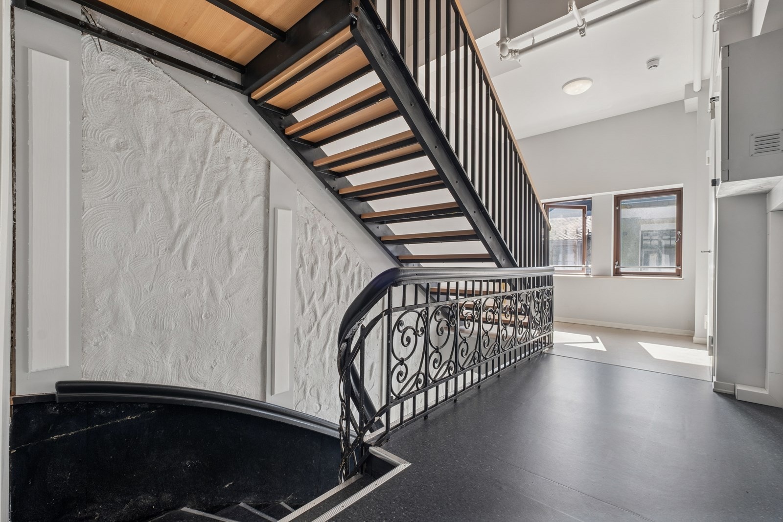 Koselig trappeoppgang hvor de har bevart noe av den gamle sjarmen. Galleribilde