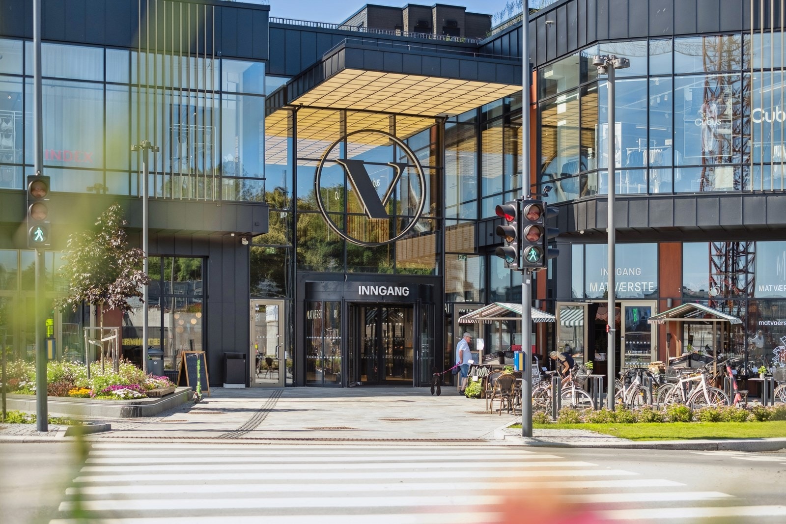 Kun noen få minutters gange over gangbrua fra Hollendergata 3 finner du Værstetorvet - Fredrikstads splitter nye bydelssenter og sosiale møteplass. Galleribilde