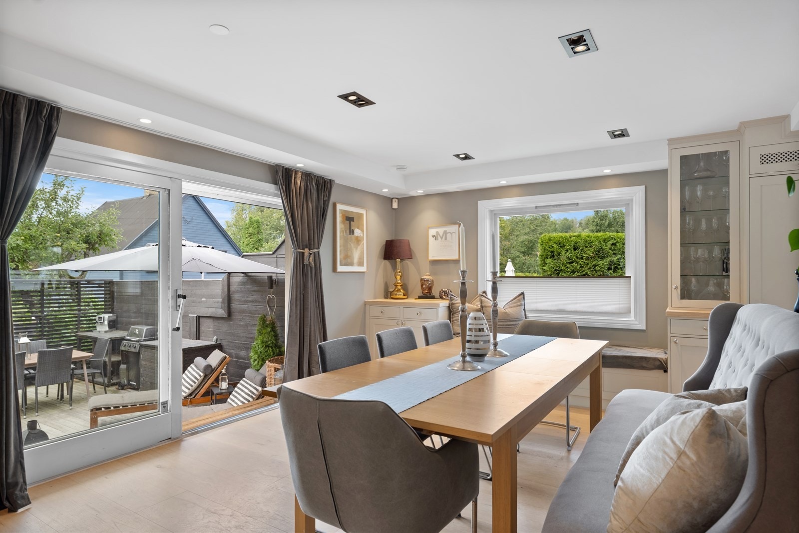 Rommet har en sosial atmosfære og direkte tilgang til en solrik terrasse på ca. 45 kvm, med utekjøkken og takoverbygg fra 2017. Galleribilde