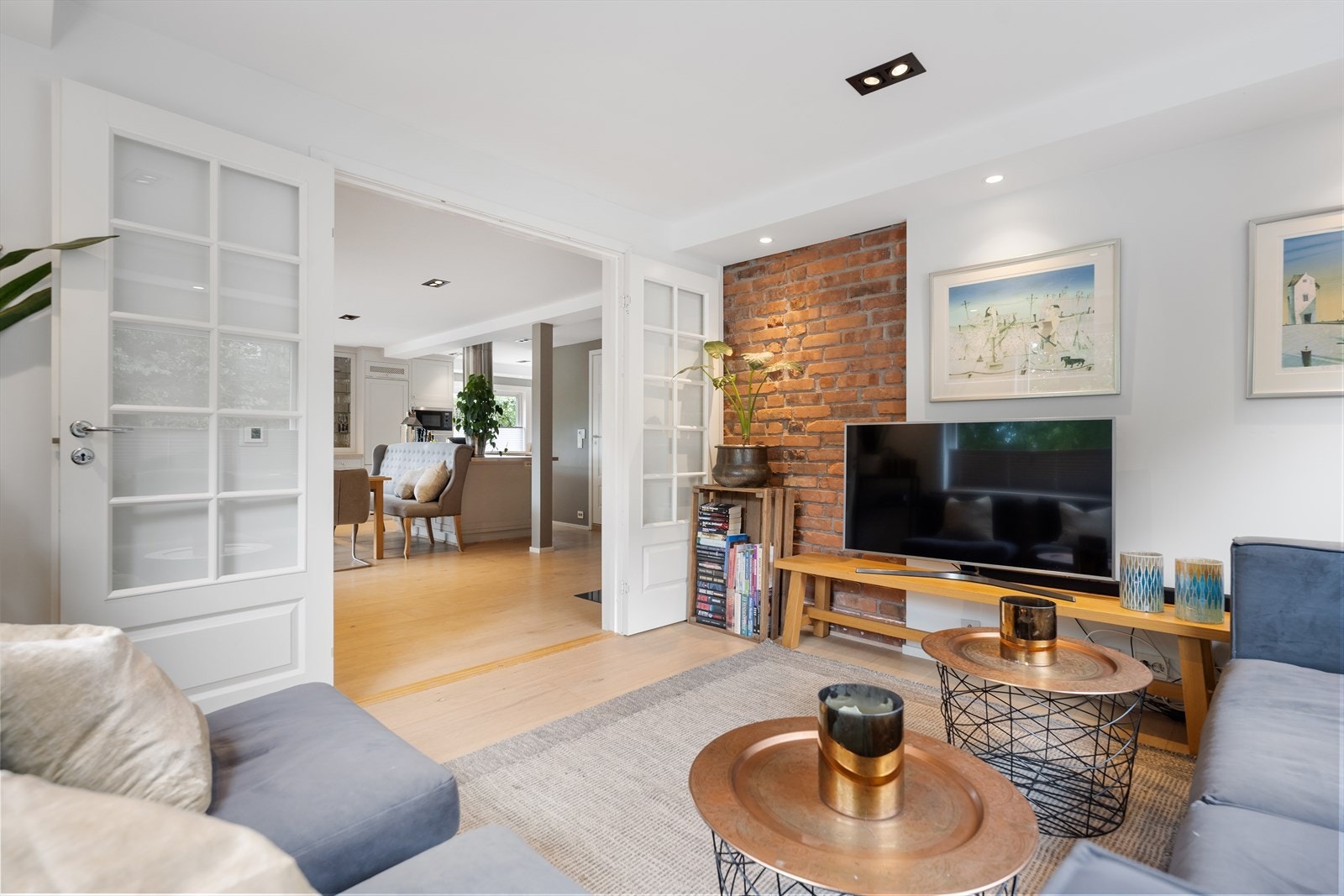 I tillegg finner du i denne etasjen en egen tv-stue, som tidligere har vært brukt som soverom. Galleribilde