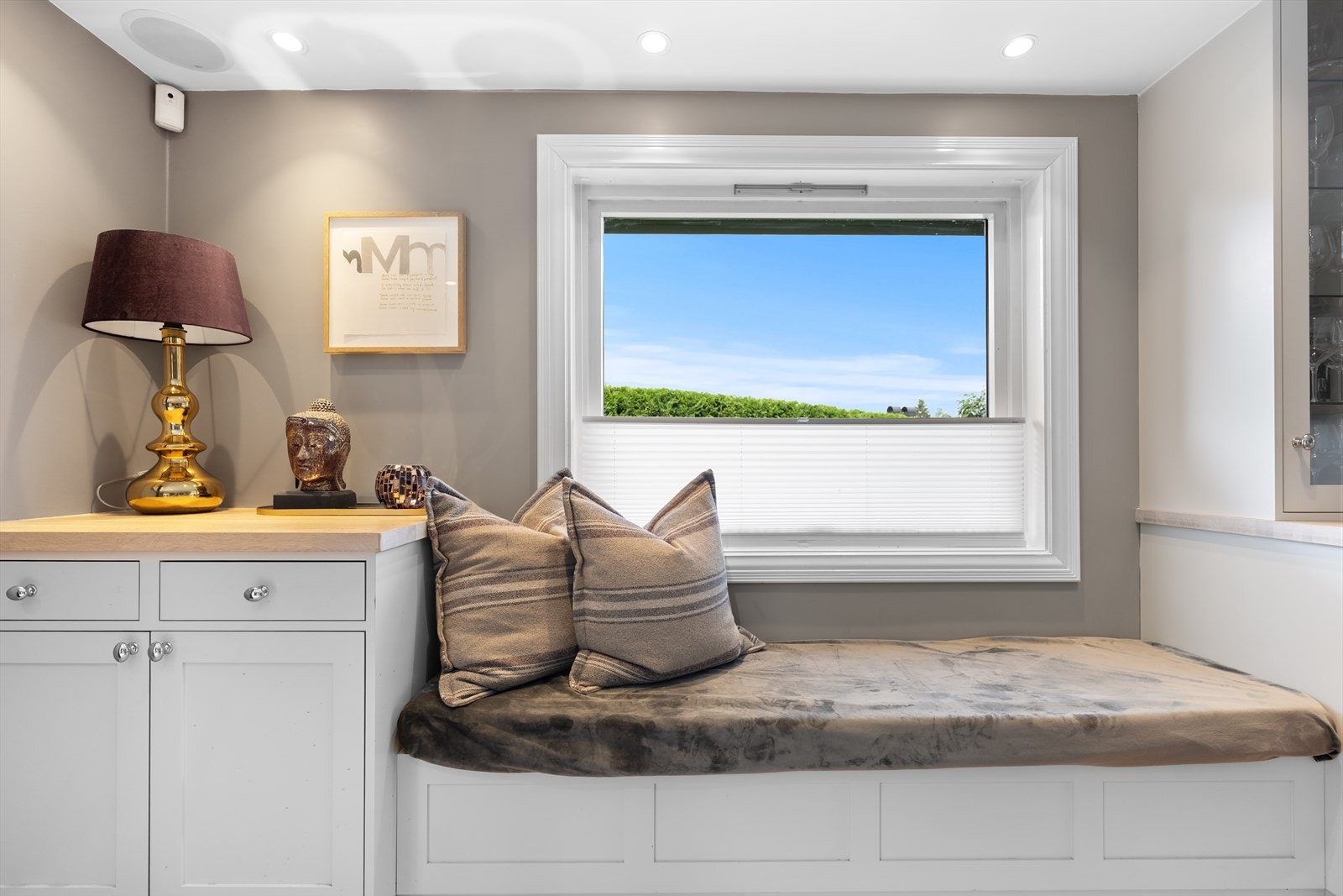 Hyggelig sitteplass med oppbevaring. Galleribilde