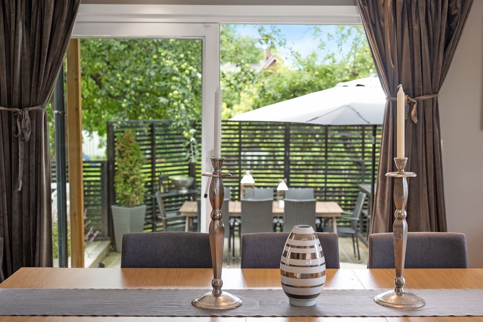 Stor skyvedør ut mot terrassen. Galleribilde