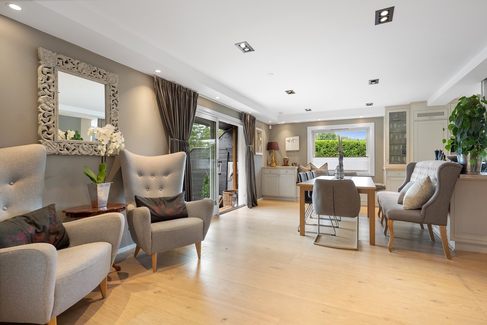 Stuen/Spiestuen har åpen løsning mot kjøkkenet, god plass til langbord og rikelig med naturlig lys. Galleribilde