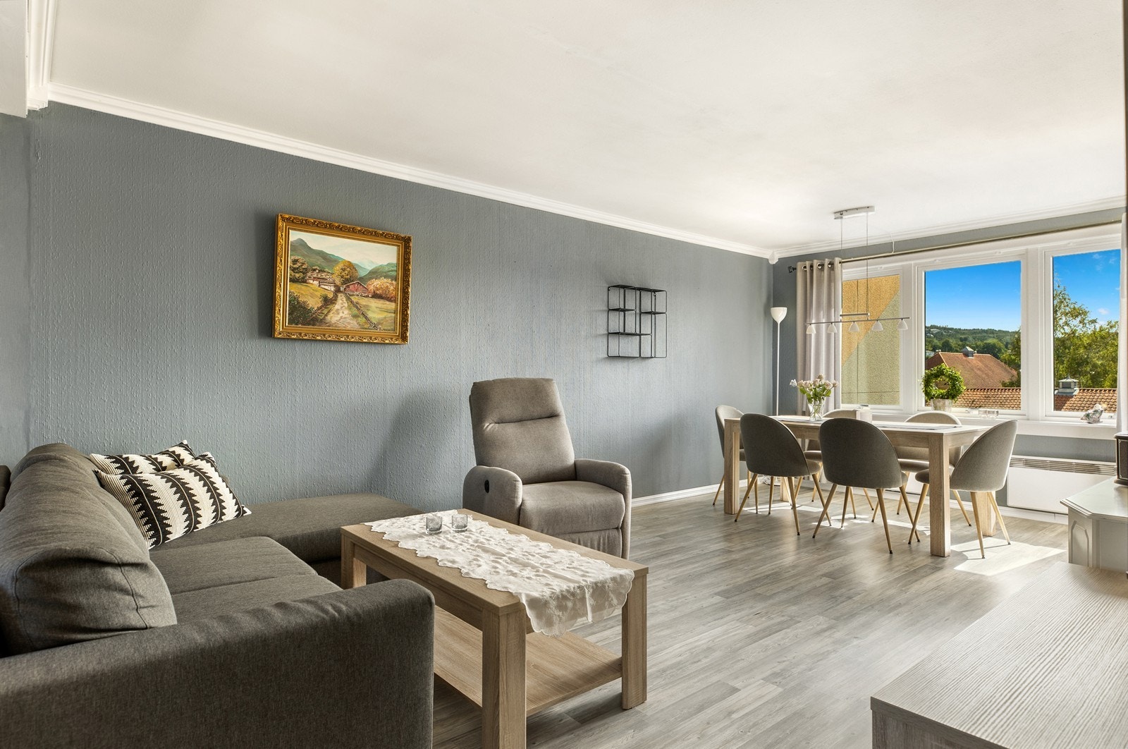 Stuen har en god størrelse med plass til både sofagruppe og spisebord, og den åpne løsningen mot kjøkkenet gir en sosial og luftig atmosfære. Galleribilde