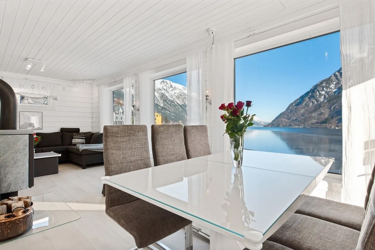 Spisestue med magisk utsikt på lyse dager, her ser du rett utover fjorden! Galleribilde