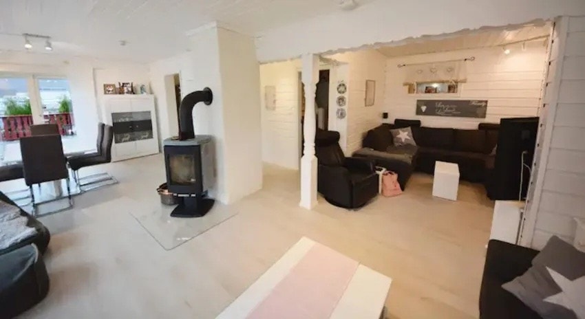 Stuen er møblert og har både spisestue og tv-stue Galleribilde