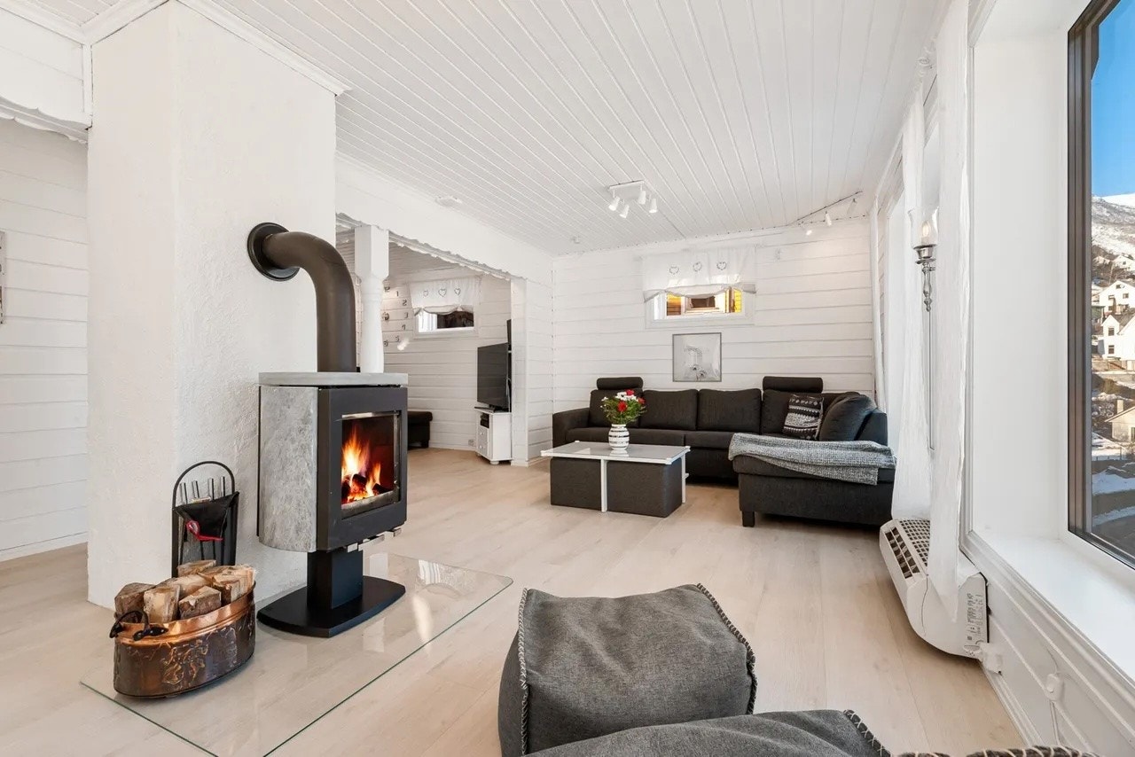 Stue med peis og utsikt Galleribilde