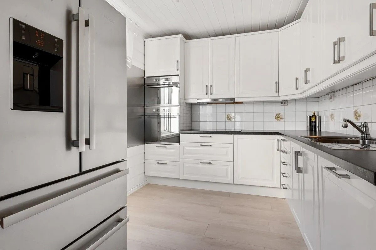 Kjøkkenet er lyst og fremstår moderne Galleribilde