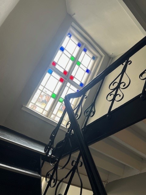 Oppgang | trappeløp med smijerns gelender og nydelige vinduer Galleribilde