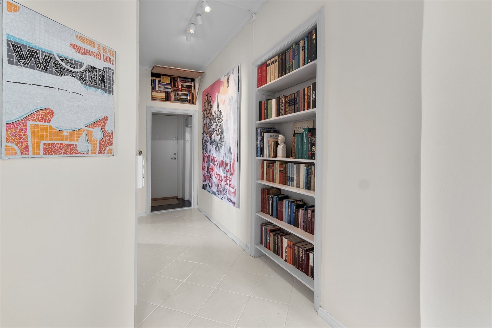 Flislagt gang med nisje i vegg Galleribilde