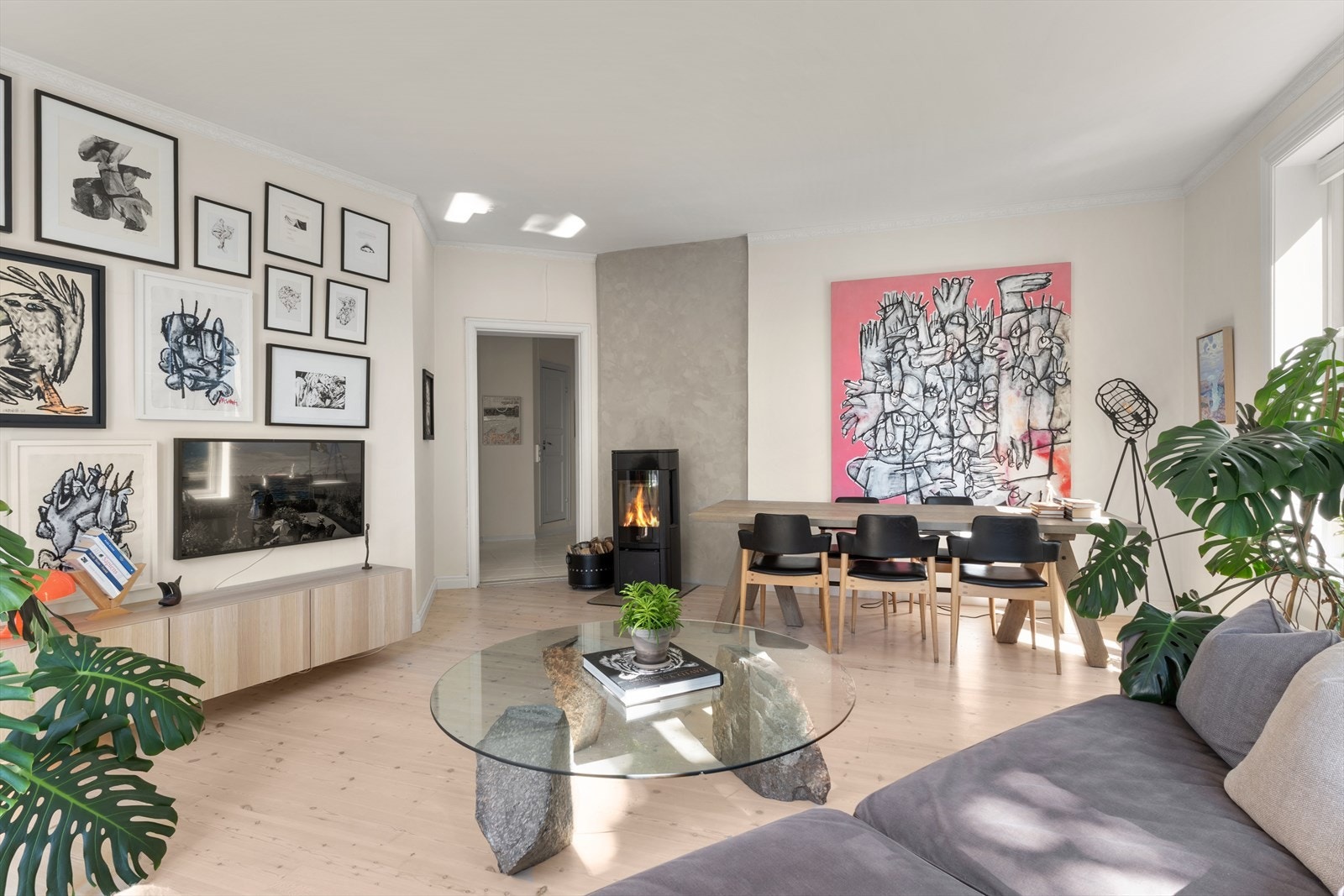 Stor stue som kan deles inn i flere soner, store vindusflater og godt med naturlig lys. Galleribilde