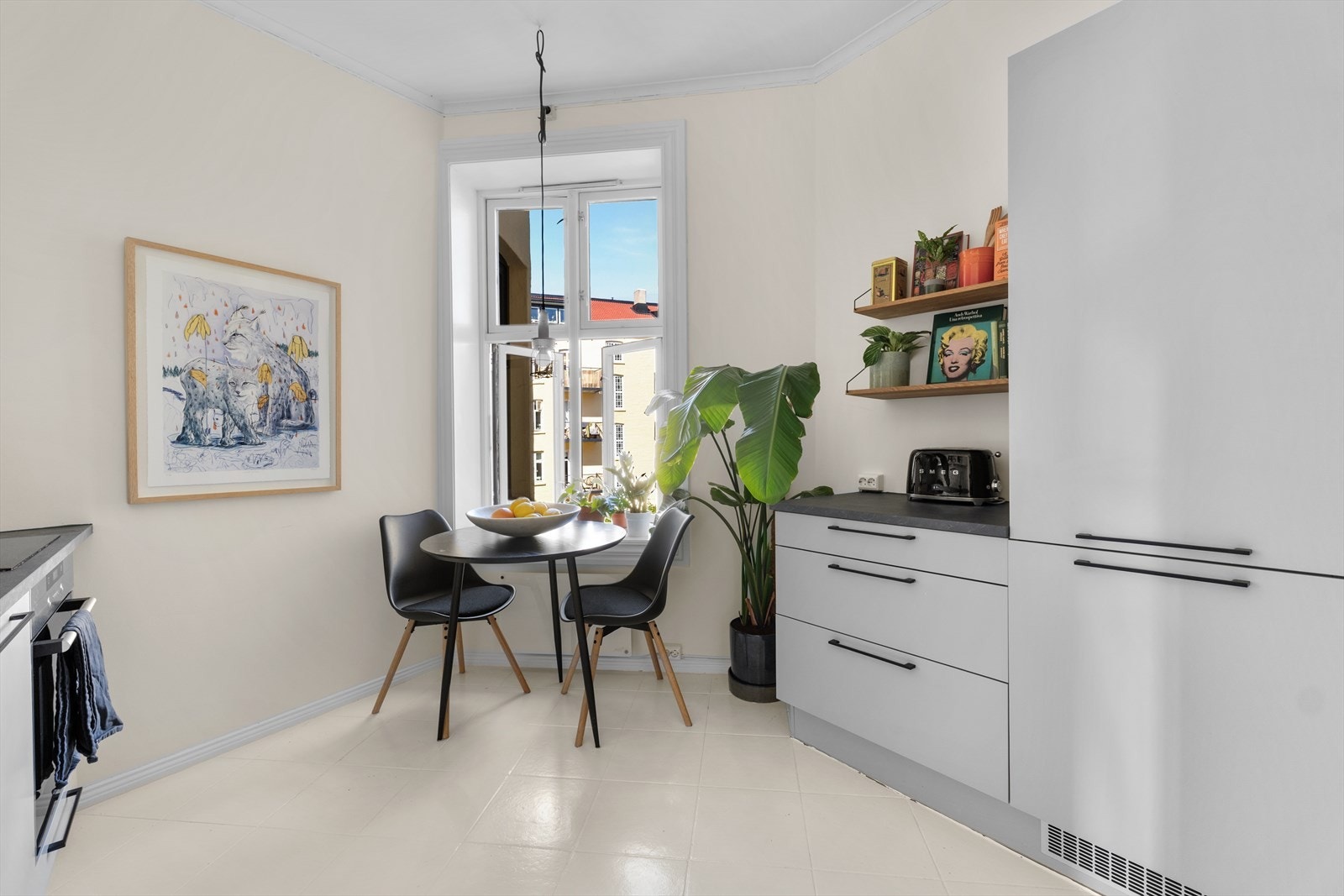 Kjøkkenet har integrerte hvitevarer, laminat benkeplate og flislagt gulv Galleribilde