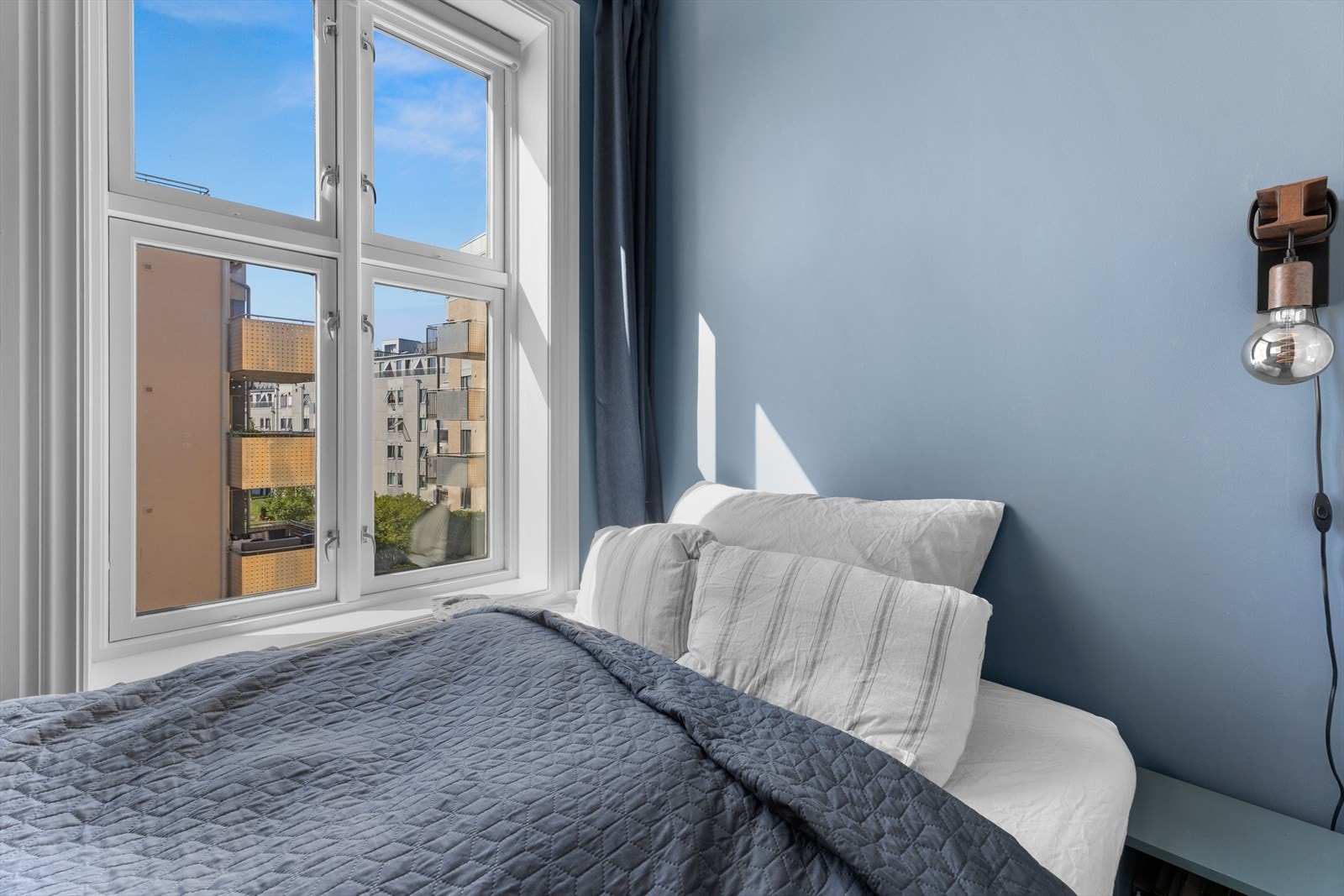 Hvert soverom har plass til dobbeltseng og har stort garderobeskap Galleribilde