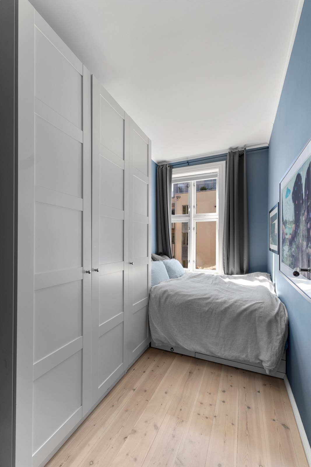 Det er garderobeskap på begge soverommene Galleribilde