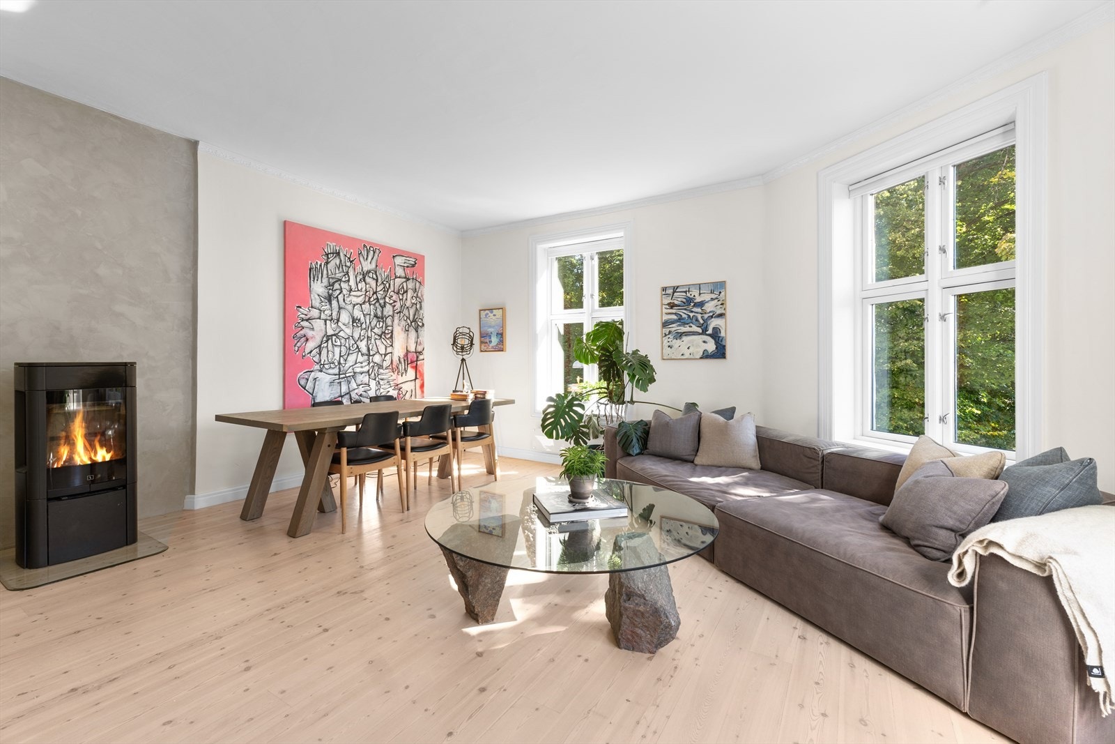 Store vindusflater, tregulv og generøs takhøyde Galleribilde