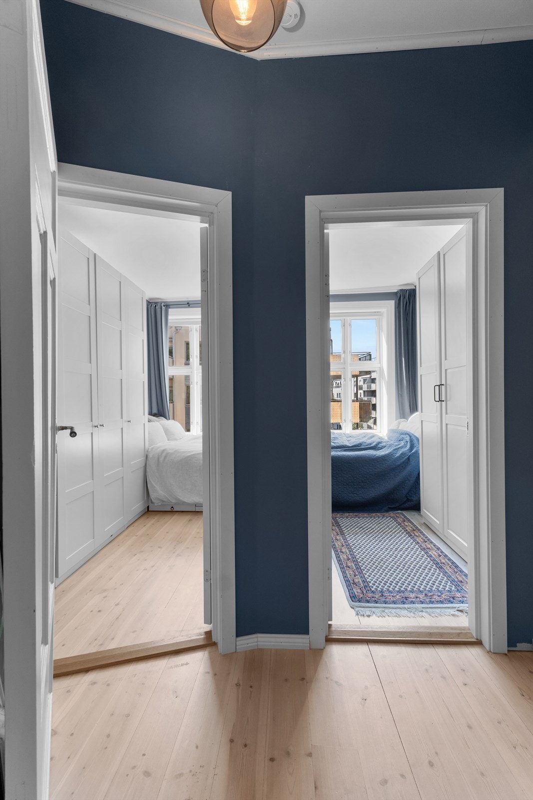 Her ser vi en mellomgang som forener to soverom Galleribilde