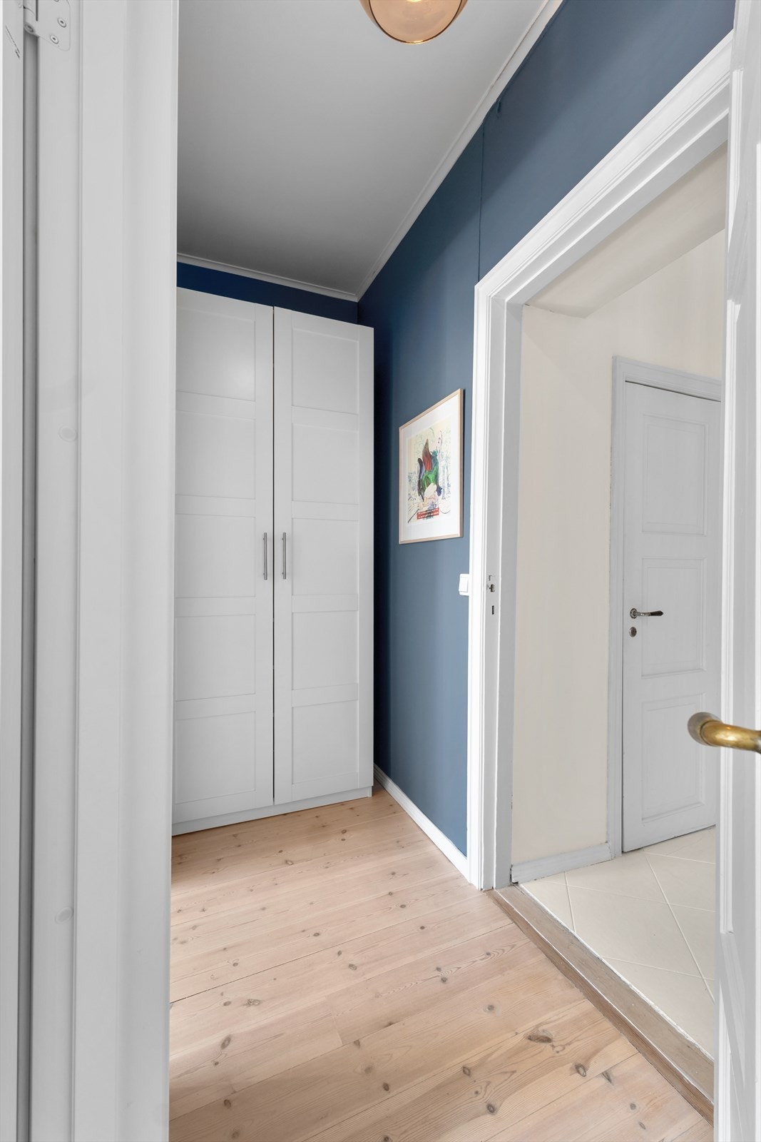 Mellomgang med ekstra garderobeskap, praktisk Galleribilde