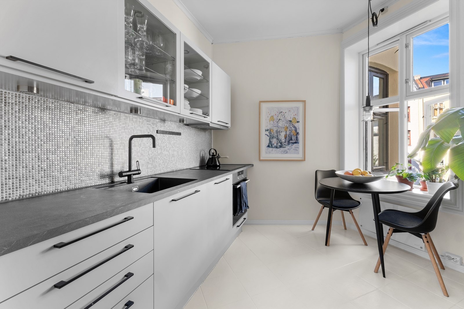 Her er det godt med skap- og benkeplass Galleribilde