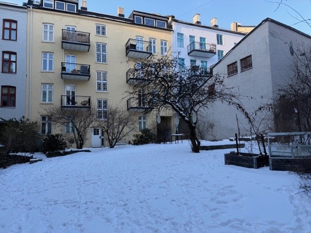 Vinterstid i bakgård | Bakgårdshage Foto: Megler Galleribilde