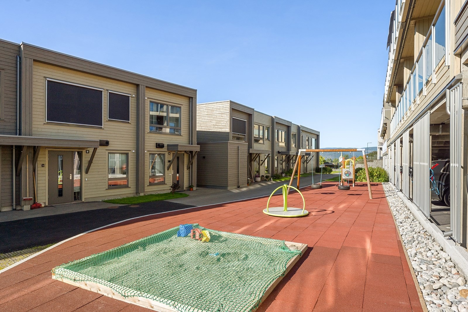 Felles lekeplass på feltet. Galleribilde