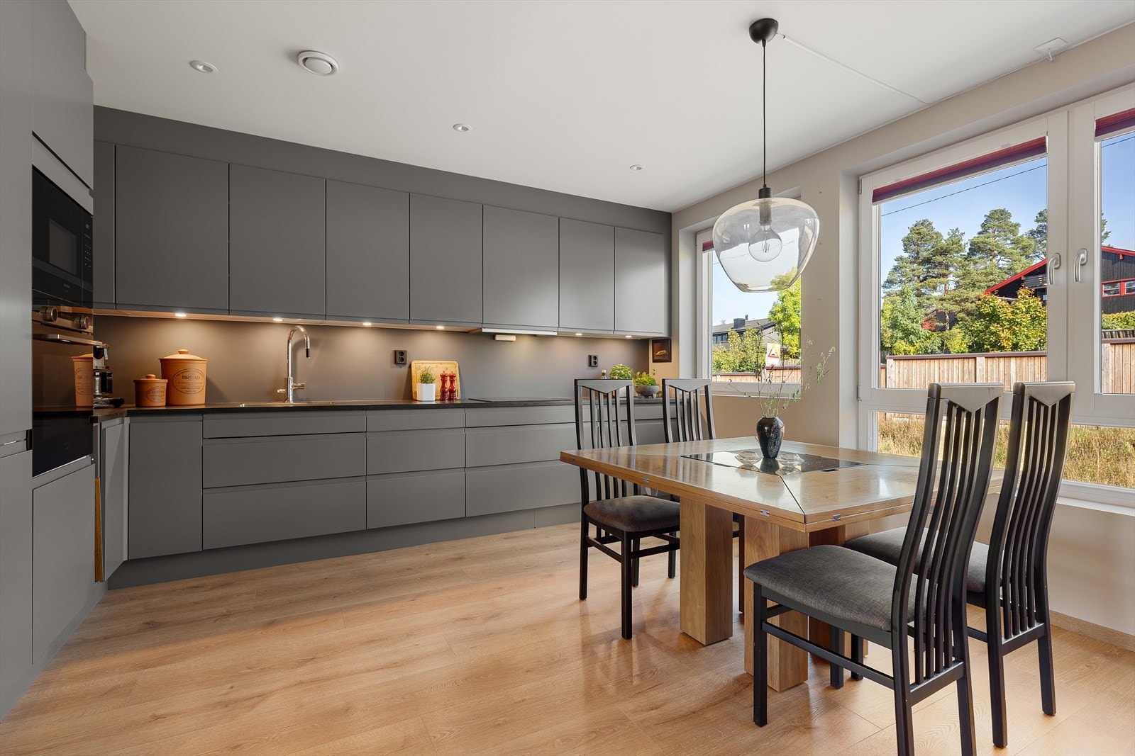 Velkommen til Båhusveien 7A, presentert av Hege Jøldal i Nordvik Asker. Et moderne enderekkehus fra 2022 med 3 soverom, 2 bad, stilrent HTH-kjøkken og 2 garasjeplasser. Ingen dok.avg. Foto: Andreas Wiig Galleribilde