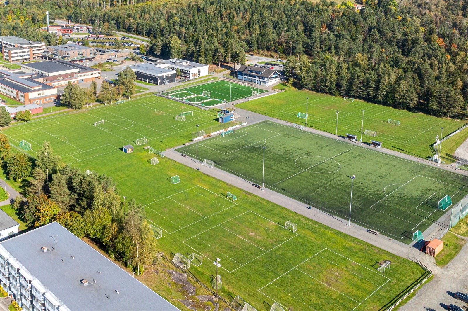Tranby har et engasjert idrettsmiljø som favner både barn og voksne. Lier IL tilbyr aktiviteter som fotball, ski og håndball. Galleribilde
