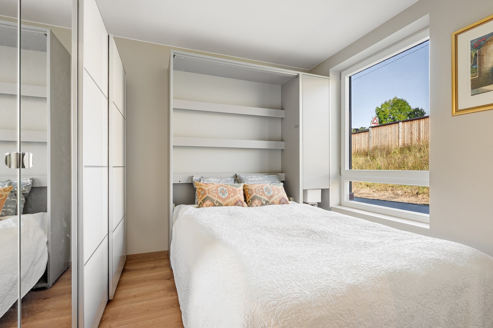 En smart løsning som gir fleksibel bruk og optimal utnyttelse av plassen. I tillegg er det en romslig skyvedørsgarderobe med god plass for oppbevaring av klær og tilbehør. Galleribilde