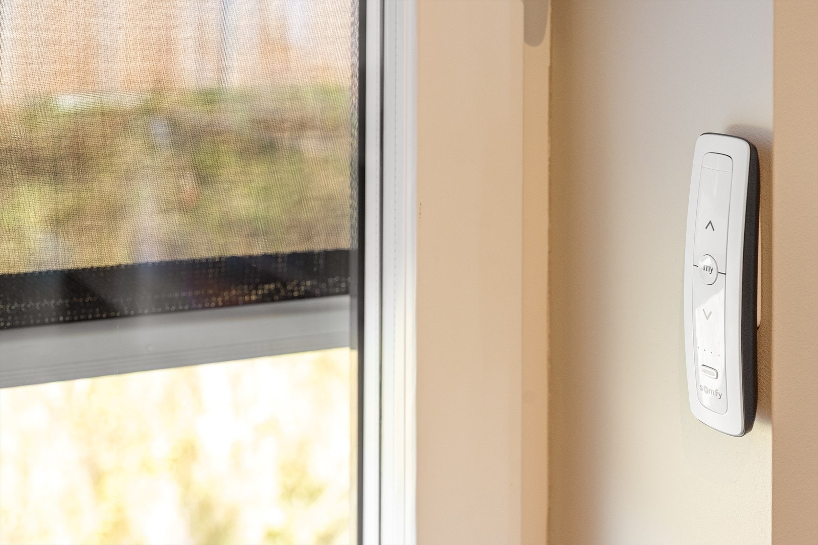 Det er montert ekstra solskjerming - markise, plissègardiner på kjøkken, screens på alle vinduer og dører. Fjernkontroll styrer markisen og screens på østsiden, samt på stuevinduet Galleribilde