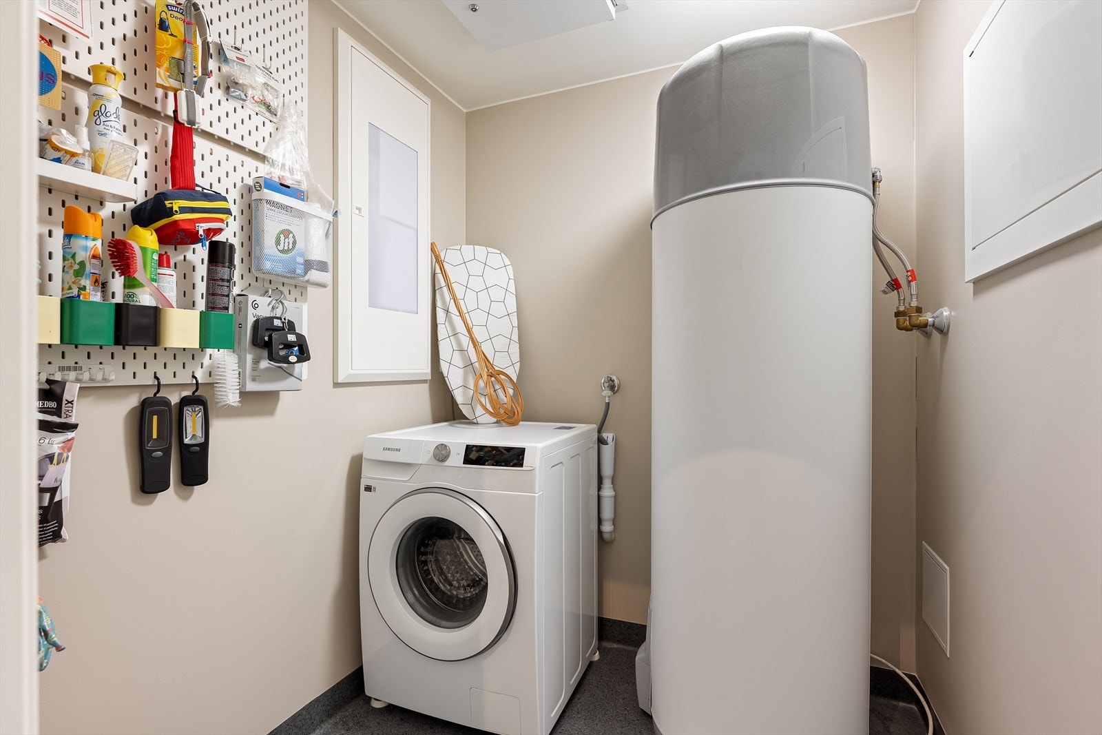 Teknisk rom med varmtvannsbereder og opplegg for vaskemaskin. Galleribilde