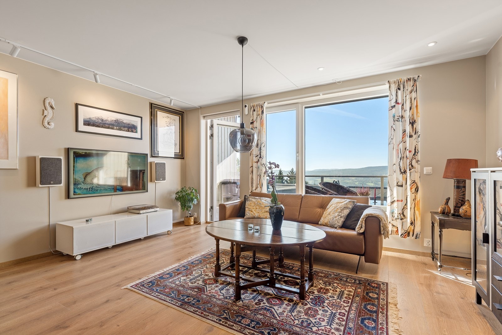 Fra stuen er det utgang til en sydvestvendt og overbygget balkong på ca. 9 kvm. Galleribilde