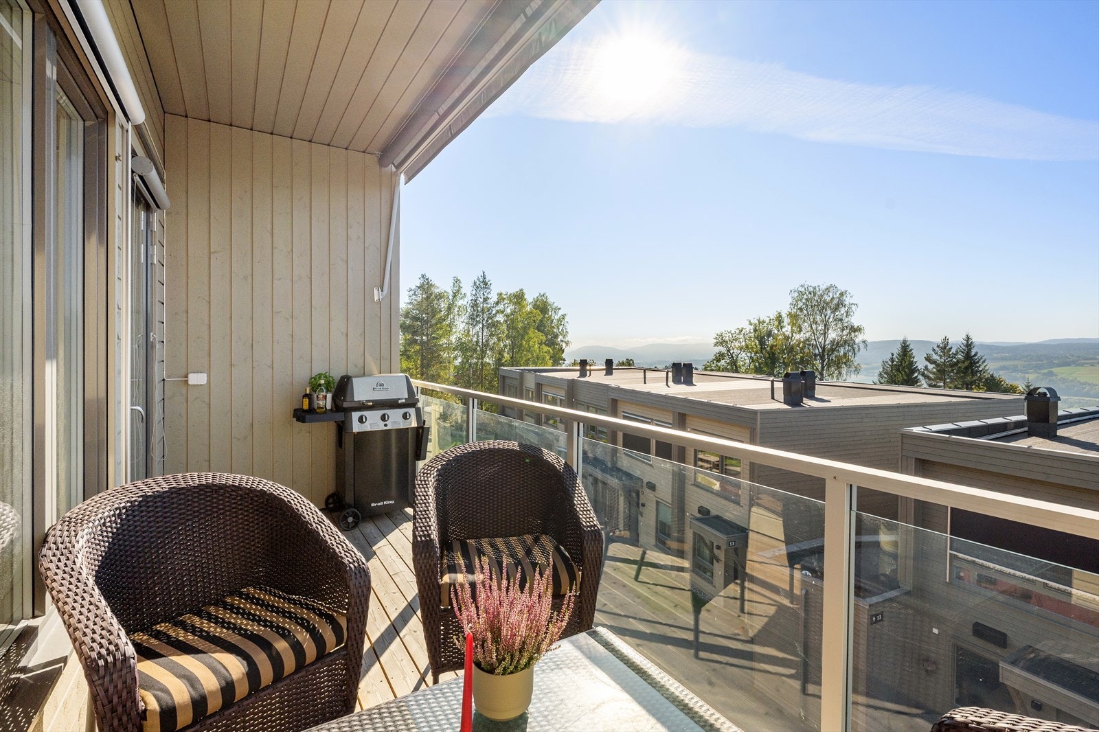 På balkongene er det sol fra rundt kl 12.30 til den går ned i følge selger. Galleribilde